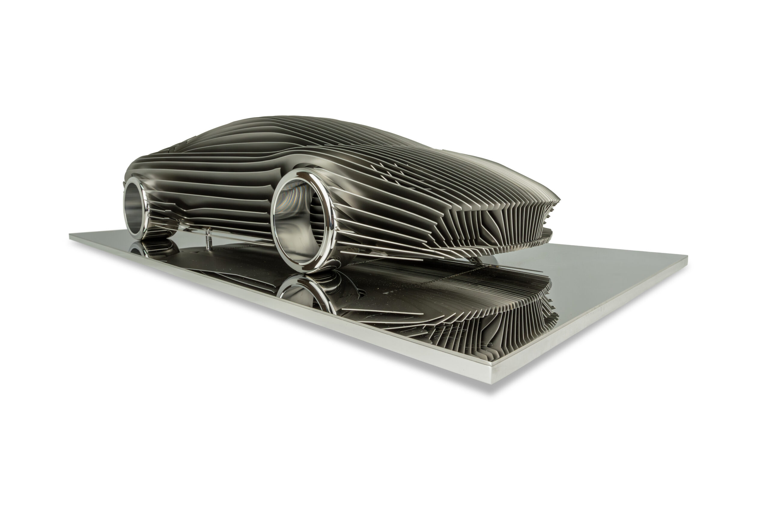 Antoine Dufilho – Lamborghini Murcielago - RAW De Lamborghini Murcielago - RAW van Antoine Dufilho is een sculptuur die kracht, precisie en beweging in pure vorm vastlegt. Dit meesterwerk toont de iconische lijnen van de Lamborghini Murcielago, herleid tot hun essentie. De open structuur en gelaagde metalen platen creëren een gevoel van snelheid, zelfs in stilstand. Het glanzende staal vangt het licht op spectaculaire wijze, waardoor het werk voortdurend verandert van uitstraling. Daardoor lijkt het alsof de auto ademt. De reflectie op de metalen basis versterkt dit effect en geeft het beeld diepte en elegantie. Elke laag is zorgvuldig uitgelijnd, wat een ritmisch spel tussen vorm en leegte oplevert. Bovendien benadrukt de naam “RAW” de pure, industriële schoonheid van het ontwerp. Zonder overbodige details toont Dufilho wat de essentie van automotive kunst betekent: kracht in eenvoud. Het werk balanceert perfect tussen techniek en emotie. Daarom is het niet zomaar een sculptuur, maar een hommage aan snelheid, innovatie en esthetiek. De Lamborghini Murcielago - RAW is een moderne interpretatie van design en beweging – gestileerd, verfijnd en volledig in balans.