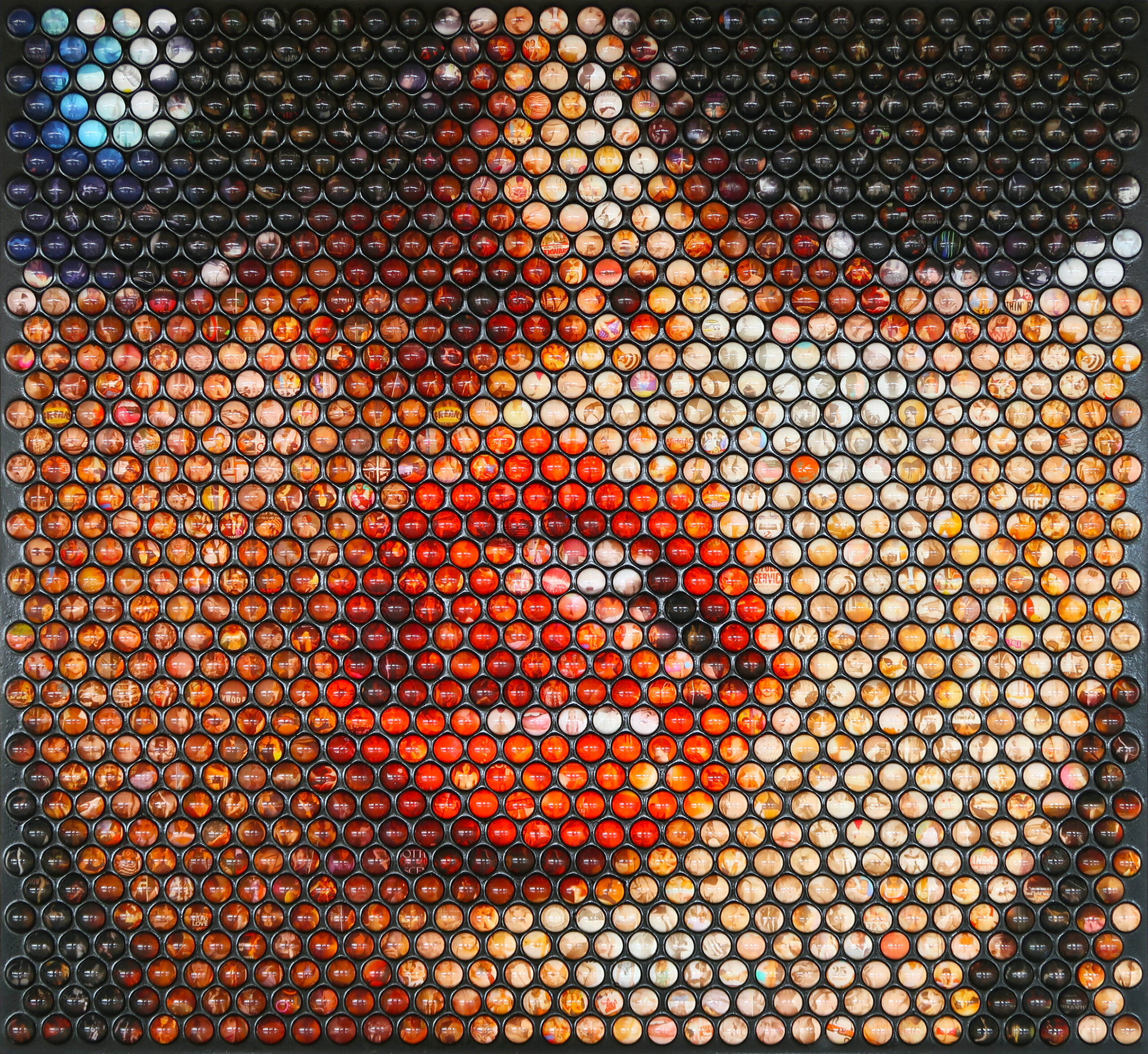 Nemo Jantzen - Lick "Black" Nemo Jantzen – Lick "Black"  is een mozaïekkunstwerk dat zindert van intimiteit. Meerdere 'spheres' bouwen een koppel op dat elkaar kust, dicht op de huid. Van dichtbij zie je kleine beelden van omhelzingen, zoenen en mensen die elkaar verkennen. Daardoor voelt elk rondje als een privé-moment. Vanop afstand smelten die fragmenten samen tot één warme scène. Zo sta je als kijker zelf bijna tussen twee gezichten in. En juist dat directe contact maakt de scène tegelijk kwetsbaar en onweerstaanbaar voor elke toeschouwer. De kleuren gloeien in rood, oranje en huidtinten, terwijl zwarte randen spanning geven. Tegelijk houdt het strakke raster het beeld helder. Je blik springt, maar je verliest het centrum niet. Bovendien nodigt Lick "Black" uit om dichterbij te komen: elke sphere onthult een nieuwe aanraking, een lach, een ademteug. Vervolgens stap je weer achteruit en zie je de tederheid als geheel. Lick "Black" balanceert tussen liefde en verlangen. Toch blijft het licht, bijna popartig. Daarnaast opent het een gesprek over nabijheid, toestemming en de kracht van aanraken. Kortom, dit kunstwerk viert het menselijke lichaam zonder schaamte.