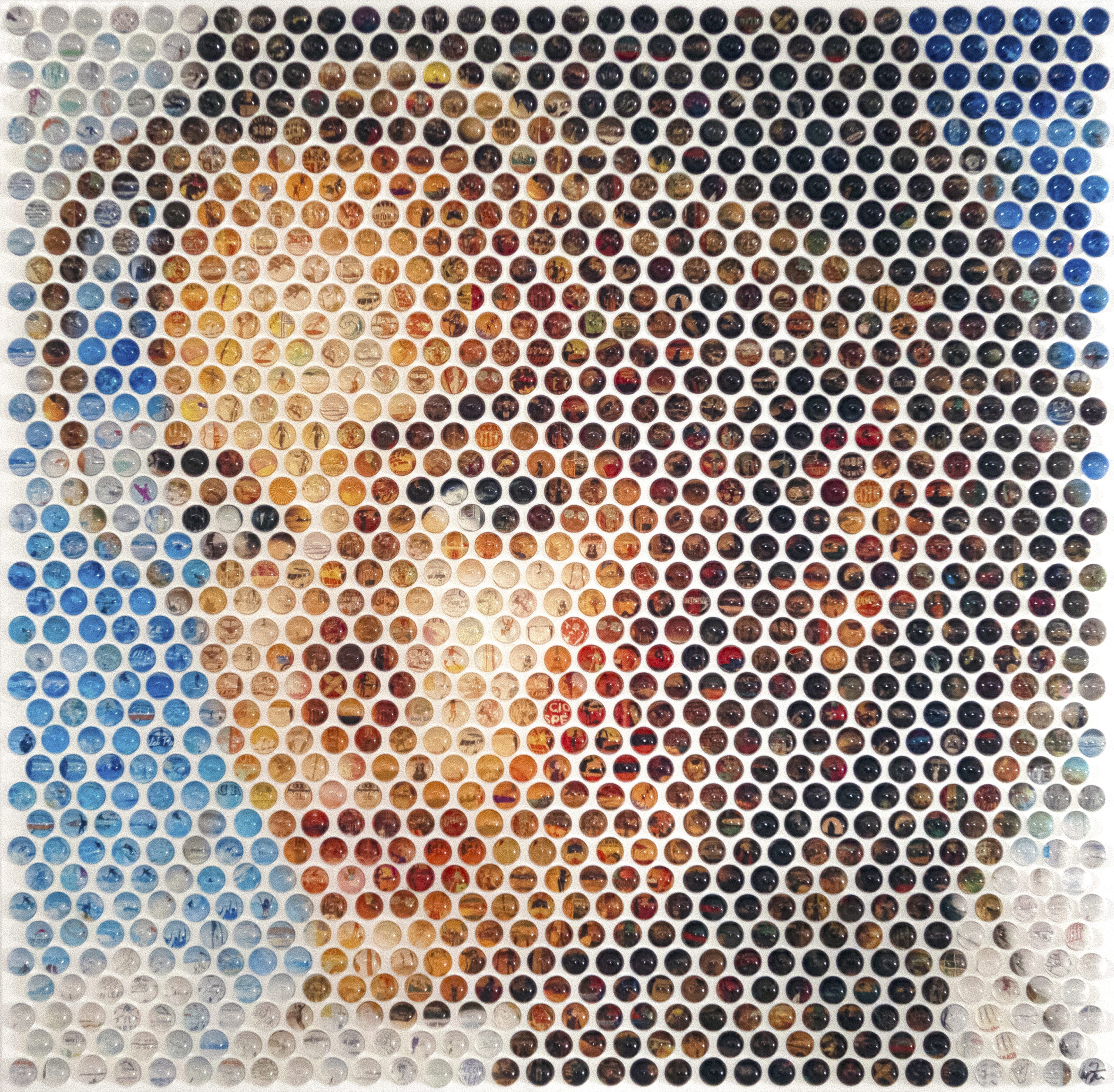 Nemo Jantzen - Sunny Side Up Nemo Jantzen – Sunny Side Up is een mozaïekkunstwerk dat doet dromen van zee en zomer. Meerdere 'spheres' vormen een fris portret met een open, zonnige blik. Van dichtbij zie je miniaturen van de kust: strandlijnen, golven, exotische bestemmingen, vintage surfbeelden en boottochten. Daardoor voelt elk rondje als een ansichtkaart. Vanop afstand smelten al die fragmenten samen tot één helder gezicht. Zo schakelt het werk tussen detail en droom. Jantzen bouwt Sunny Side Up met warme huidtinten, honinggeel en zachte koraalkleuren. Tegelijk duwen koele blauwen en turkooizen je richting water en horizon. Het strakke raster houdt alles scherp, terwijl je ogen blijven reizen. Bovendien ontdek je telkens nieuwe surfscènes, strandmomenten en glinsterende zeevlakken. Vervolgens stap je achteruit en zie je hoe het portret ademt. Daarom blijft dit Nemo Jantzen, Sunny Side Up mozaïekkunstwerk licht én krachtig. Sunny Side Up straalt vrijheid uit, maar toont ook hoe herinneringen zich stapelen. Toch wordt het nooit sentimenteel; het blijft speels en helder. Kortom, je haalt een stukje strand en exotische reisdrang in huis, zonder dat het beeld zijn rust verliest.