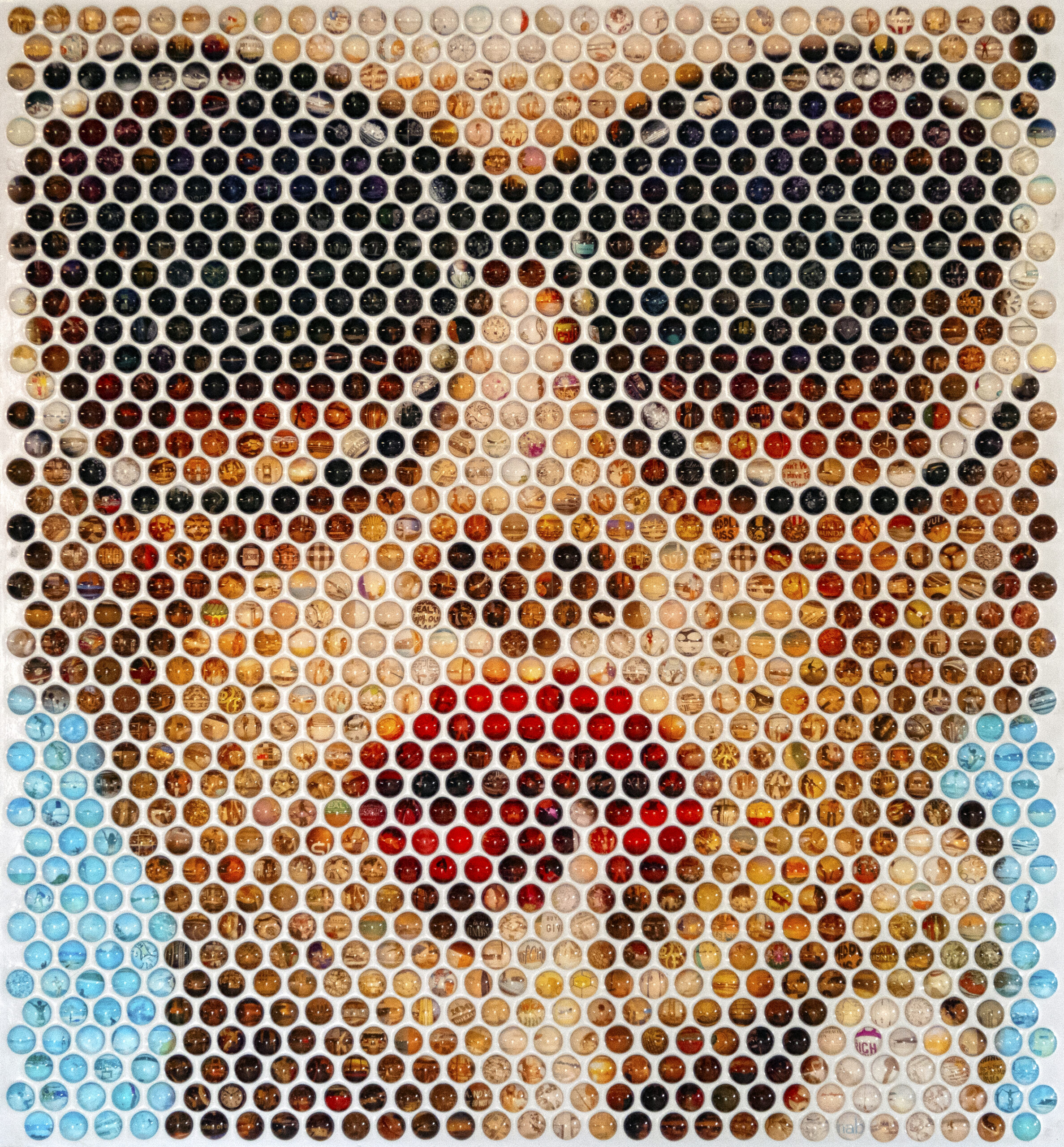 Nemo Jantzen - Jetset "White" Nemo Jantzen – Jetset is een sprankelend mozaïek van tijd, luxe en verlangen. Honderden beeldschijfjes vormen samen een jetset-vrouw die je tegelijk aankijkt en toch ongrijpbaar blijft. Van dichtbij zie je miniaturen van travel, brands, yachts, hotels, citylights en zonovergoten kusten; vanop afstand vloeien die details samen tot één verleidelijke glimlach. Het werk speelt met contrast: de glitter van het goede leven tegenover de vluchtigheid ervan. Zo wordt Jetset een spiegel van onze honger naar status, maar ook een ode aan het plezier van kijken. Elke cirkel is als een halte op een wereldreis, waardoor je blik voortdurend verder glijdt. Tegelijk zorgt het raster voor rust en ritme, zodat het portret helder overeind blijft. Daarom past het werk in elk interieur. Jetset straalt warmte uit, terwijl het je subtiel vraagt wat er achter de façade schuilt. Bovendien verwijzen rode en blauwe accenten naar cocktails en zee. Toch is de luxe nooit plat; ze wordt gefilterd door herinnering. Daardoor krijgt het portret een dromerige sfeer die blijft hangen.